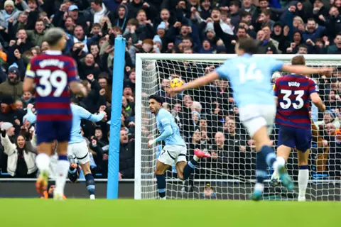 العودة لمعقل الانطلاق.. كيف تحول مرموش من هداف إلى مهمش في مانشستر سيتي؟